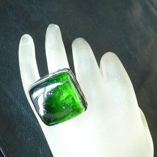 pierścień z ręcznie przetopionego szkła witrażowego w obłędnym zielonym kolorze